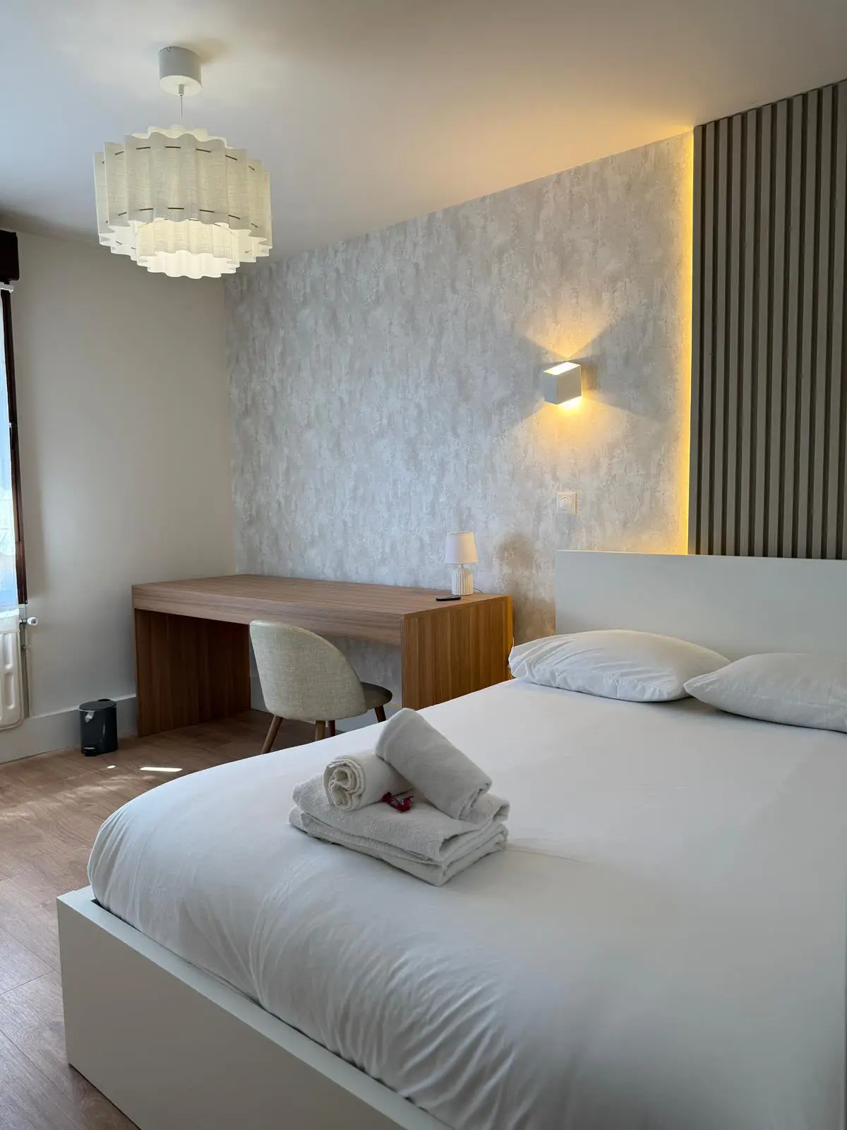 Agencement de chambre en bois sur mesure