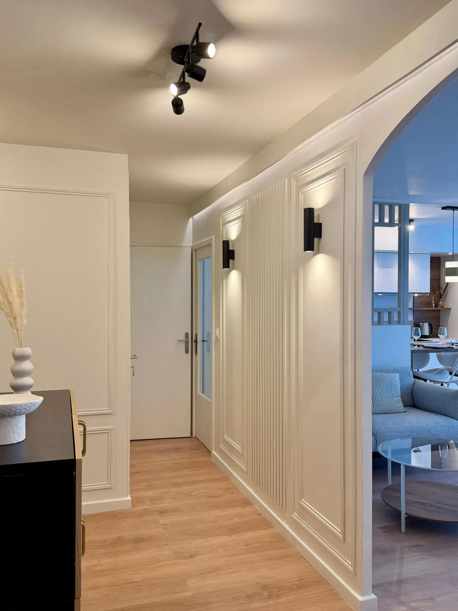 Agencement mural et claustra bois